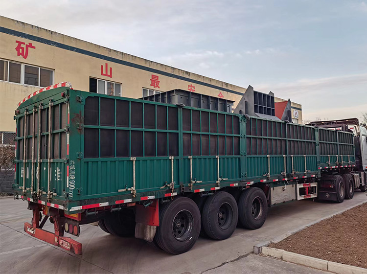 山东矿安重工生产的立井定量斗装置装车发货