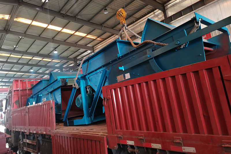 山东矿安重工一批往复式给煤机装车发货