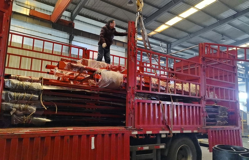 由矿安重工生产的一批无压风门装车发货