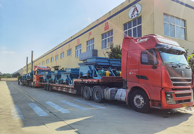 山东矿安重工18台往复式给煤机装车发往山西